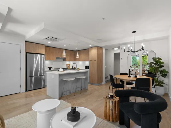 108 E 8th St #Townhouse 3, North Vancouver, BC V7L 1Z2