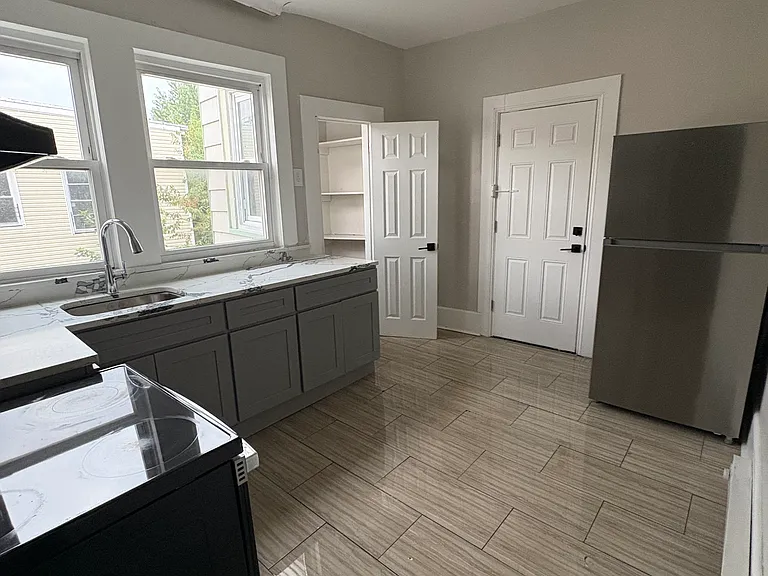 597 Grove St #3L — Photo 2