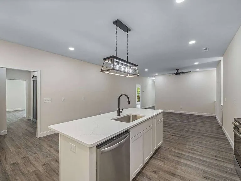 300 Forest Ave SW — Photo 4