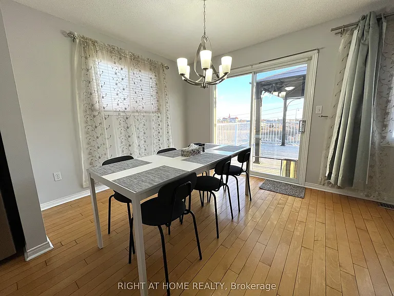 590 Arbour Cres — Photo 9