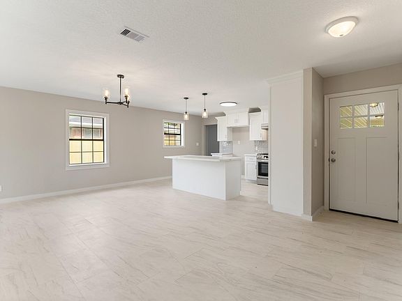 5th image of 2502 Oak Dr