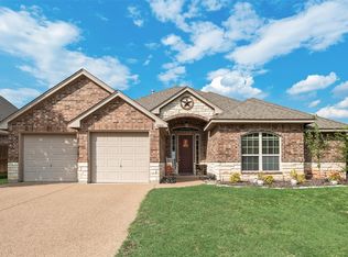 11016 Castle Oak Ln, Fort Worth, TX 76108