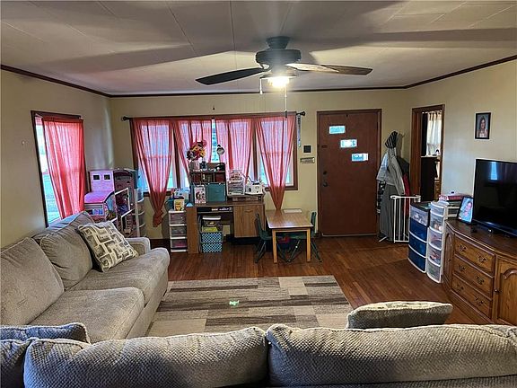 5th image of 909 E 13th St