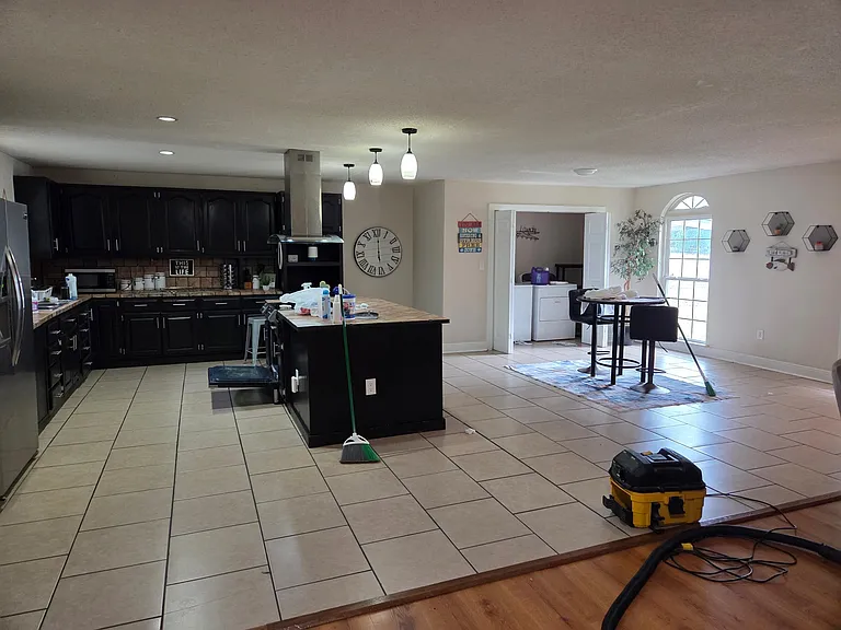4560 Shore Dr — Photo 2