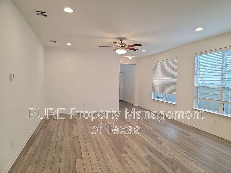 4 bed, 3.5 bath, 2512 sqft, $2,350 — Photo 4