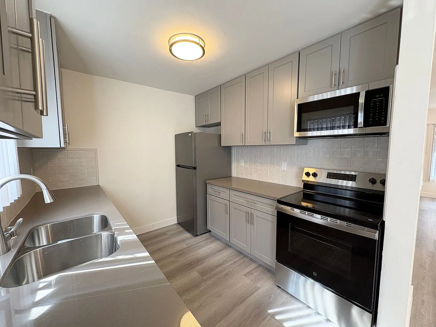 8123 Langdon Ave — Photo 1