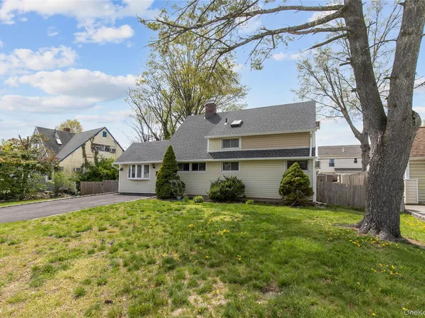 28 Apollo Lane, Hicksville, NY 11801