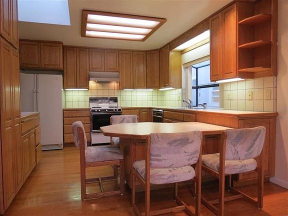 Kitchen w/ Breakfast nook