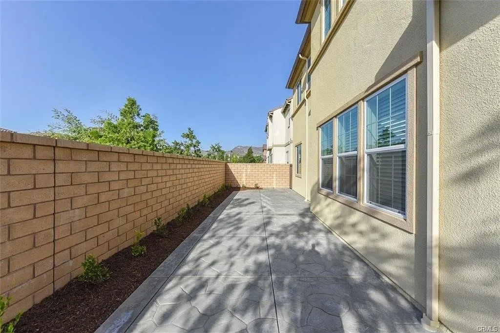 4 bed, 2121 sqft, $5,200 — Photo 2