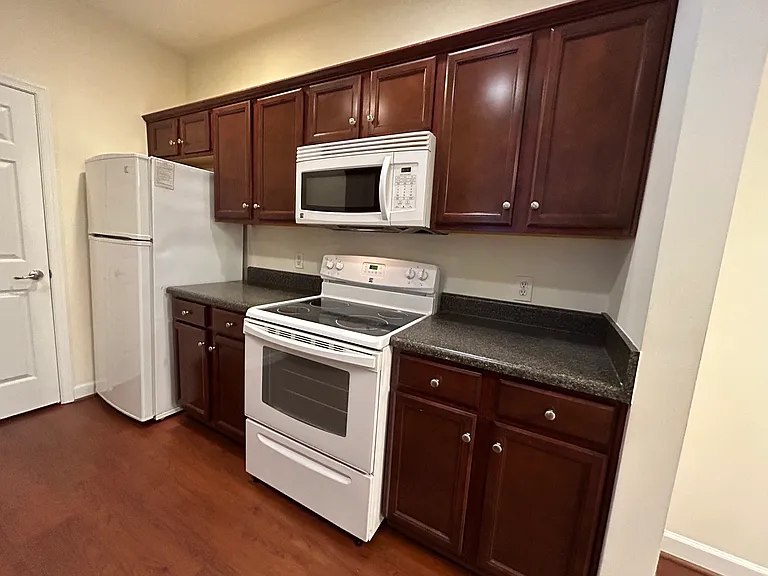 Kendall Square Apartments — Photo 49