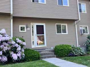 E13 Stonehedge Dr, South Burlington, VT 05403