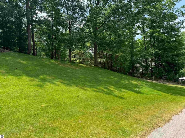 3126 Holiday Village Rd, Traverse City, MI 49686