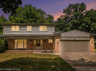 1373 Stonetree Dr, Troy, MI 48083