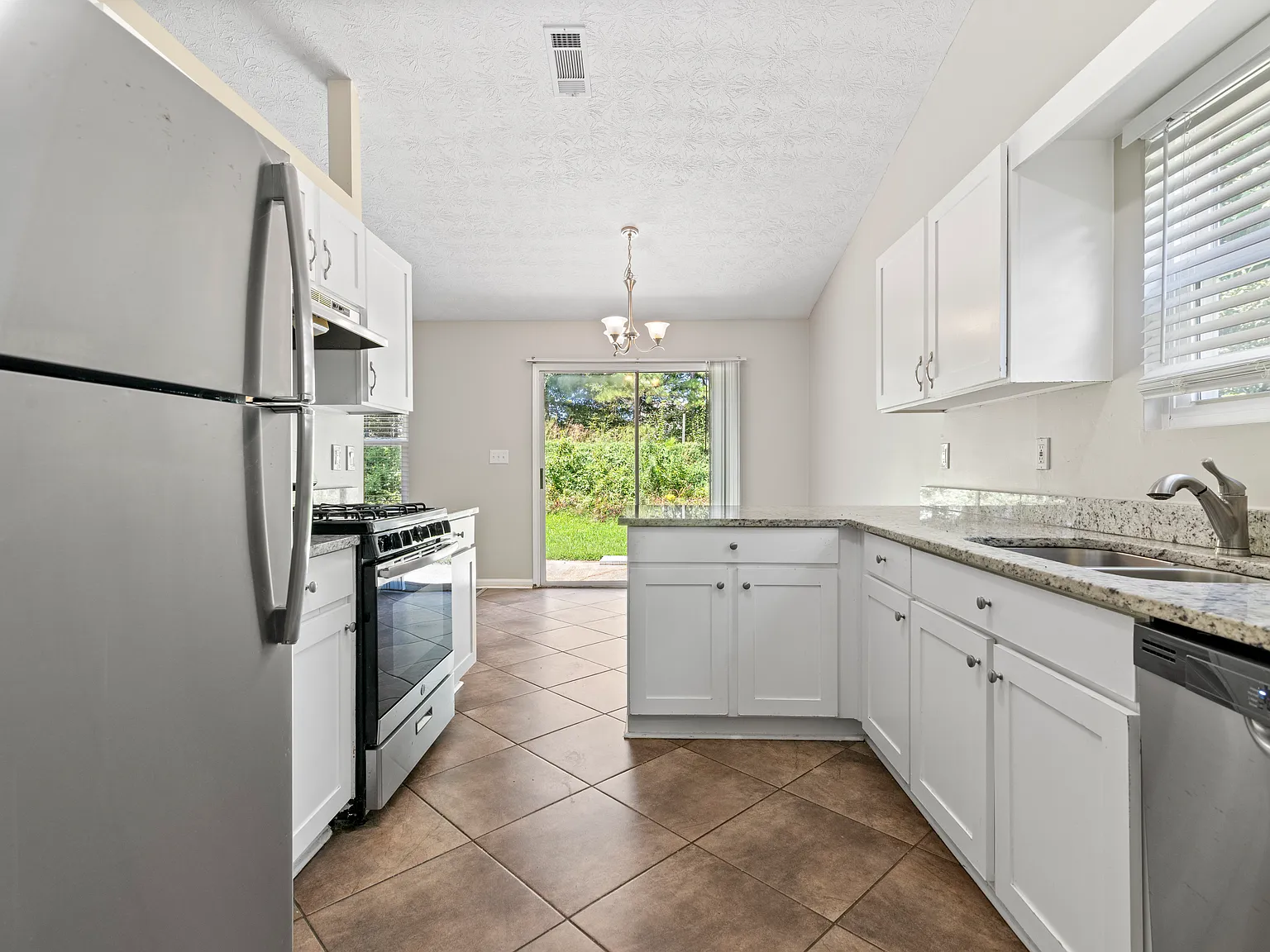 3 bed, 1599 sqft, $2,300 — Photo 3