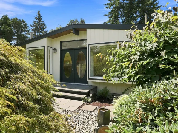 17224 Beach Dr NE, Lake Forest Park, WA 98155