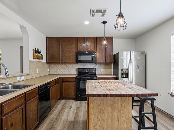 4th image of 1701 Coriander Dr