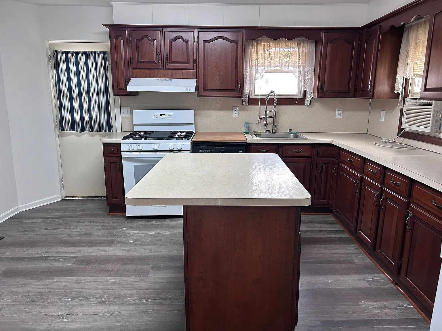 4 bed, 1500 sqft, $1,800 — Photo 1