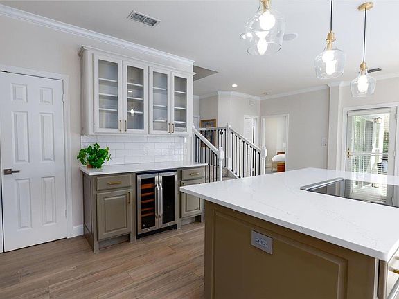 5th image of 403 Golf Crest Ln