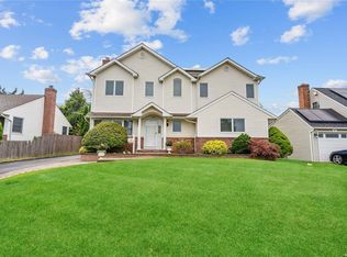 20 Whitman Ave, Syosset, NY 11791