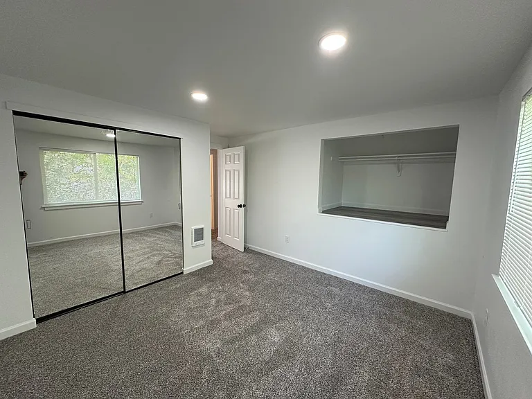 Santiam 1527 Triplex — Photo 7