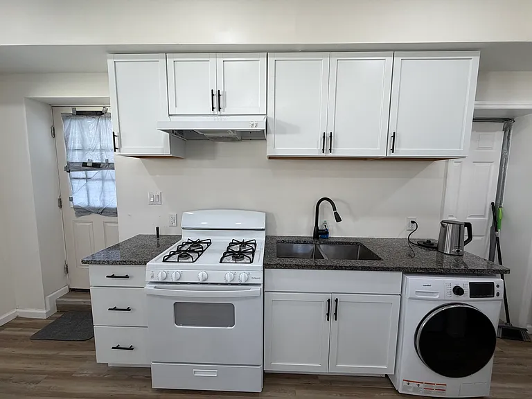 586 Charles Ave #1 — Photo 2