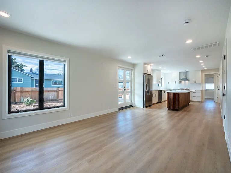 795 E 29th Ave — Photo 33