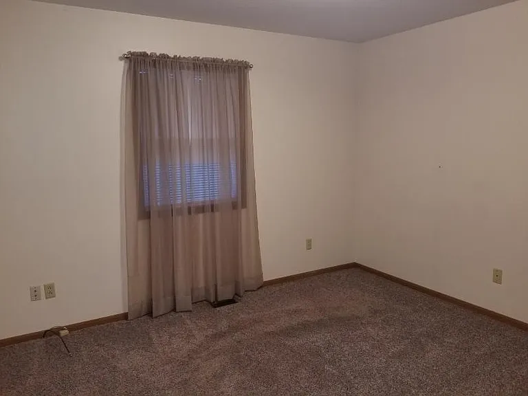 1112 Oakview Dr — Photo 12
