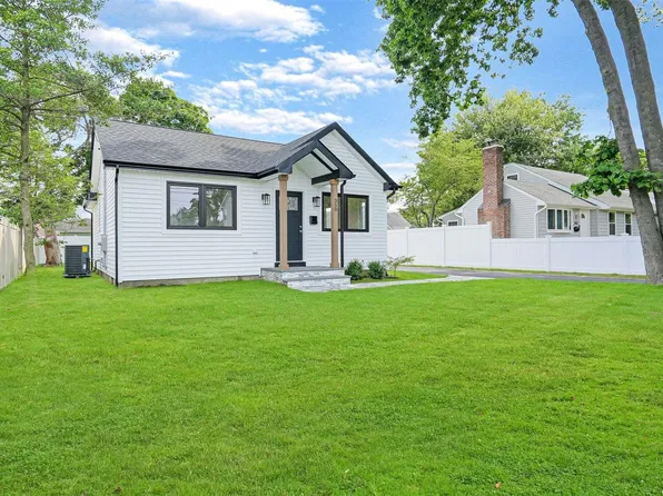 350 Florida Avenue, Copiague, NY 11726