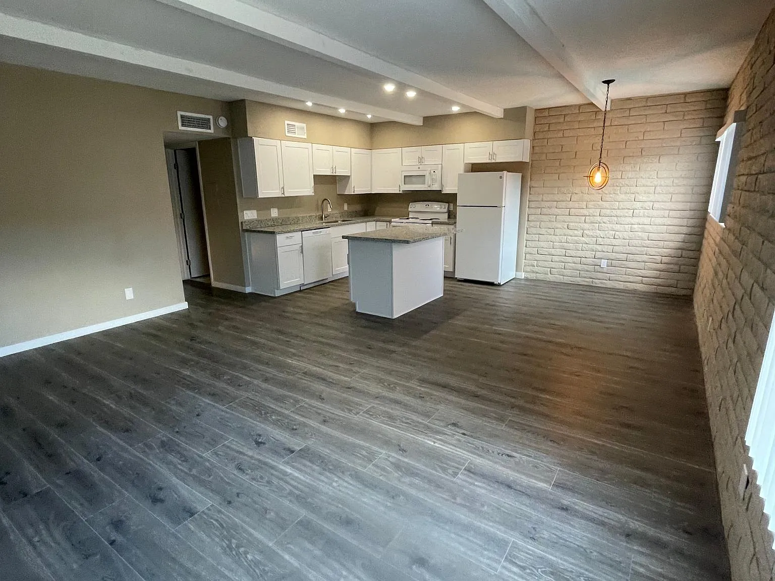 2 bed, 900 sqft, $1,295 — Photo 2