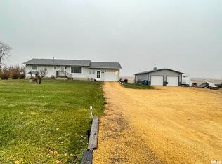 4402 9th St, Camanche, IA 52730