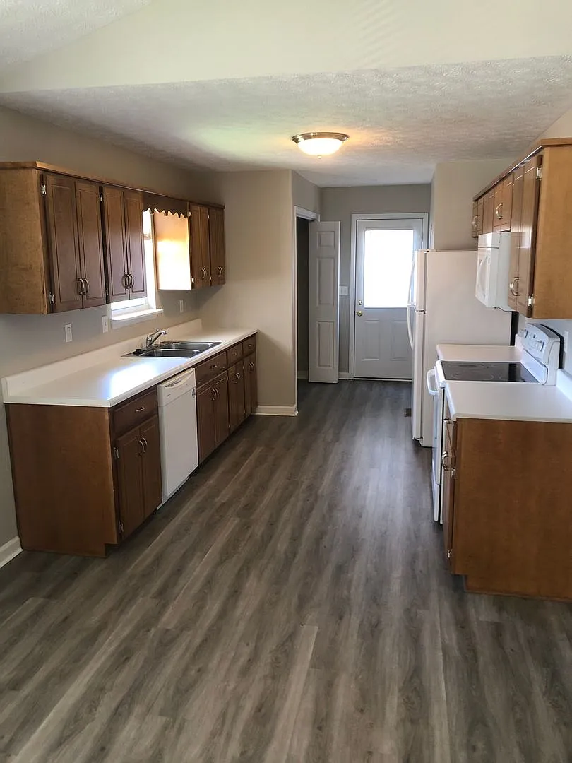 3 Bedroom / 2 Bathroom Rental Near JSU — Photo 1