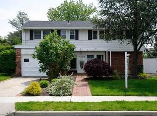 58 Keswick Ln, Plainview, NY 11803