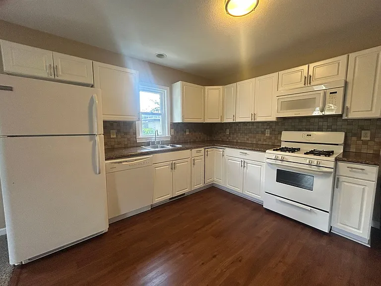61 Columbia Ave — Photo 3