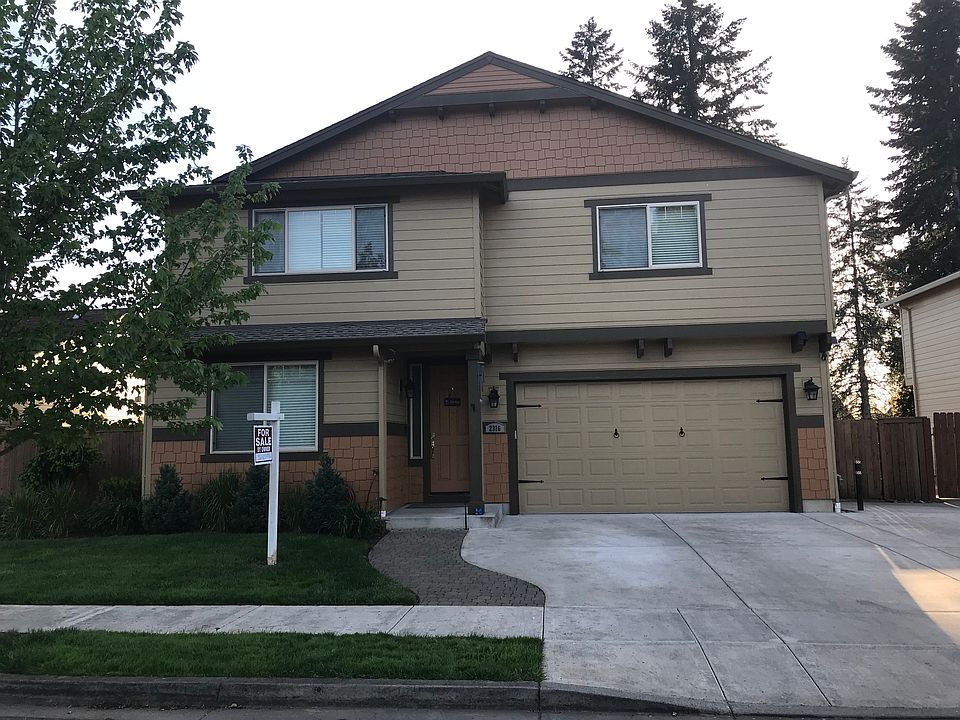3 car tandem garage w/lg lot
