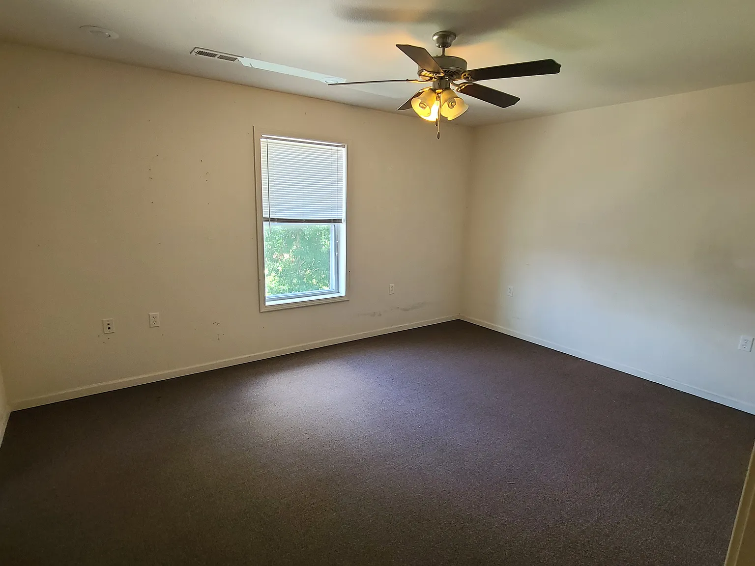 4 bed, $2,100 — Photo 4