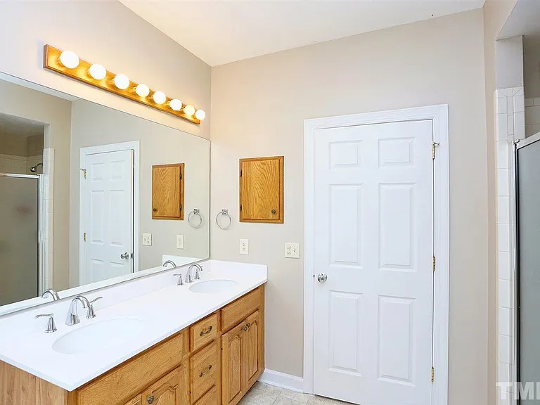 2204 E Old Oxford Rd — Photo 4