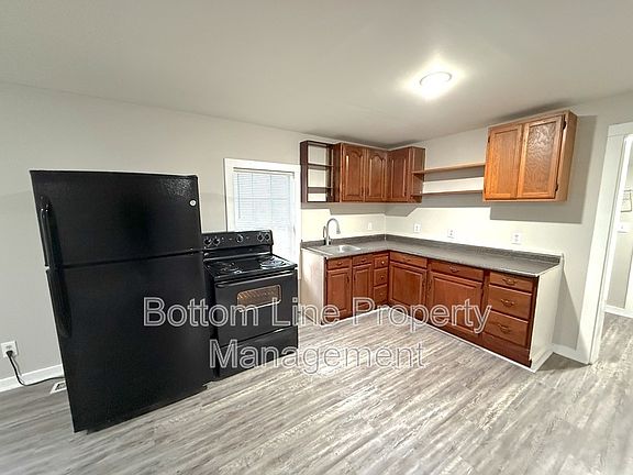 3rd image of 917 N Oakland St