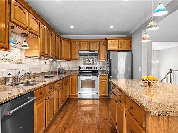3rd image of 37 Dupuis Ave
