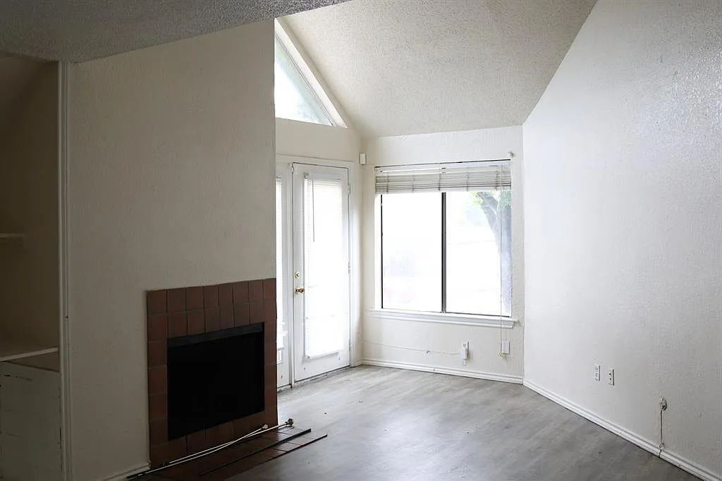 Building Photo - 9803 Walnut St #B206