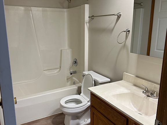 4th image of 227 Valleywoods Dr #2