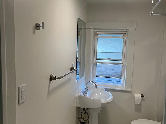 5th image of 188 Rossiter Ave #2B