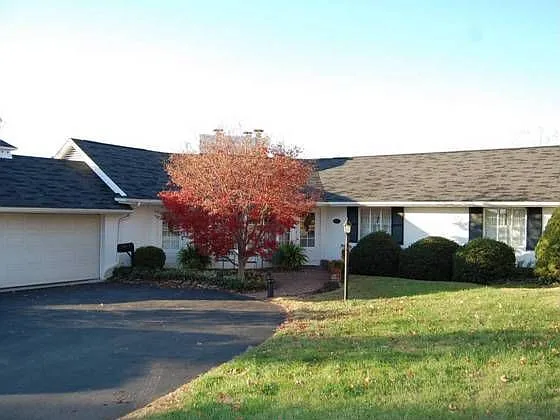1041 Noel Dr photo 1