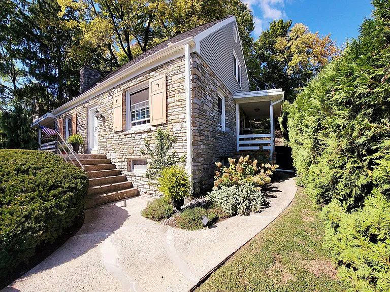 1067 Terrace Ave — Photo 2