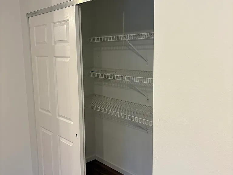 438 Glendell Ln — Photo 2