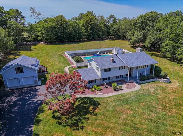 2157 Lake Minsi Dr, Bangor, PA 18013