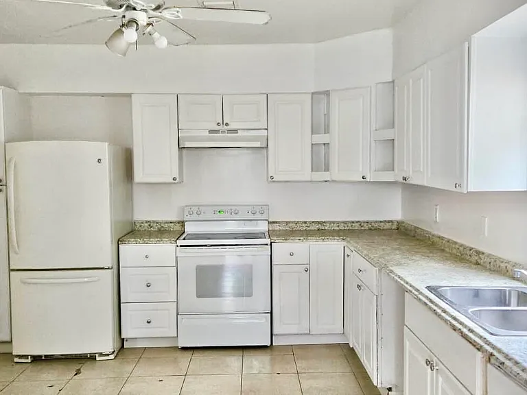 2325 Johnson St — Photo 8