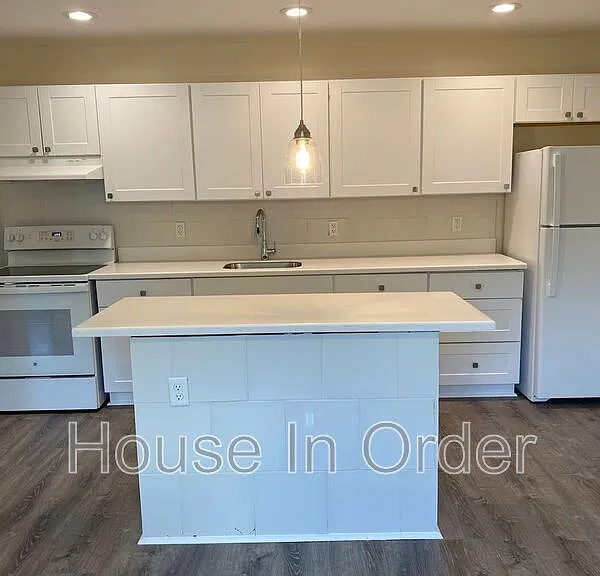 307 8th Ave E #102 — Photo 4