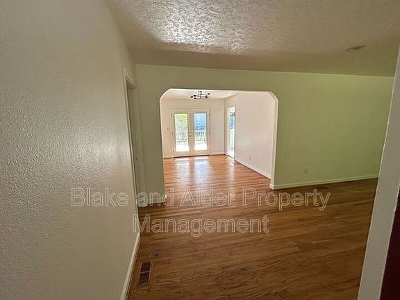 3rd image of 198 NE 157th Ave
