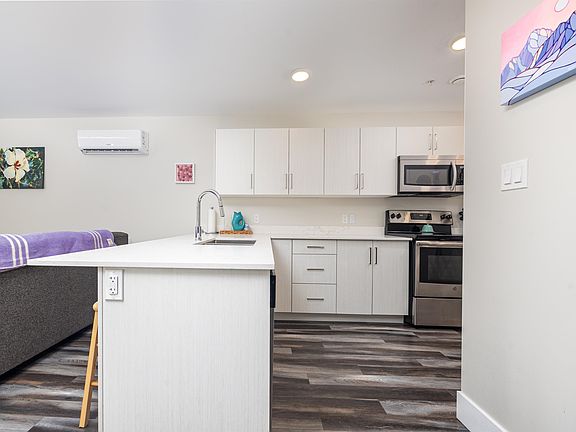 5th image of 29 Stratford Rd #206