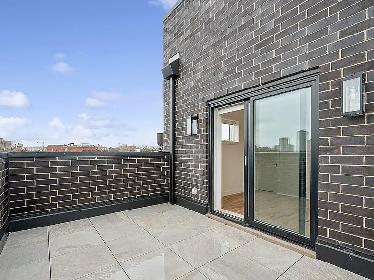 3615 N Wilton Ave #PENTHOUSE — Photo 2